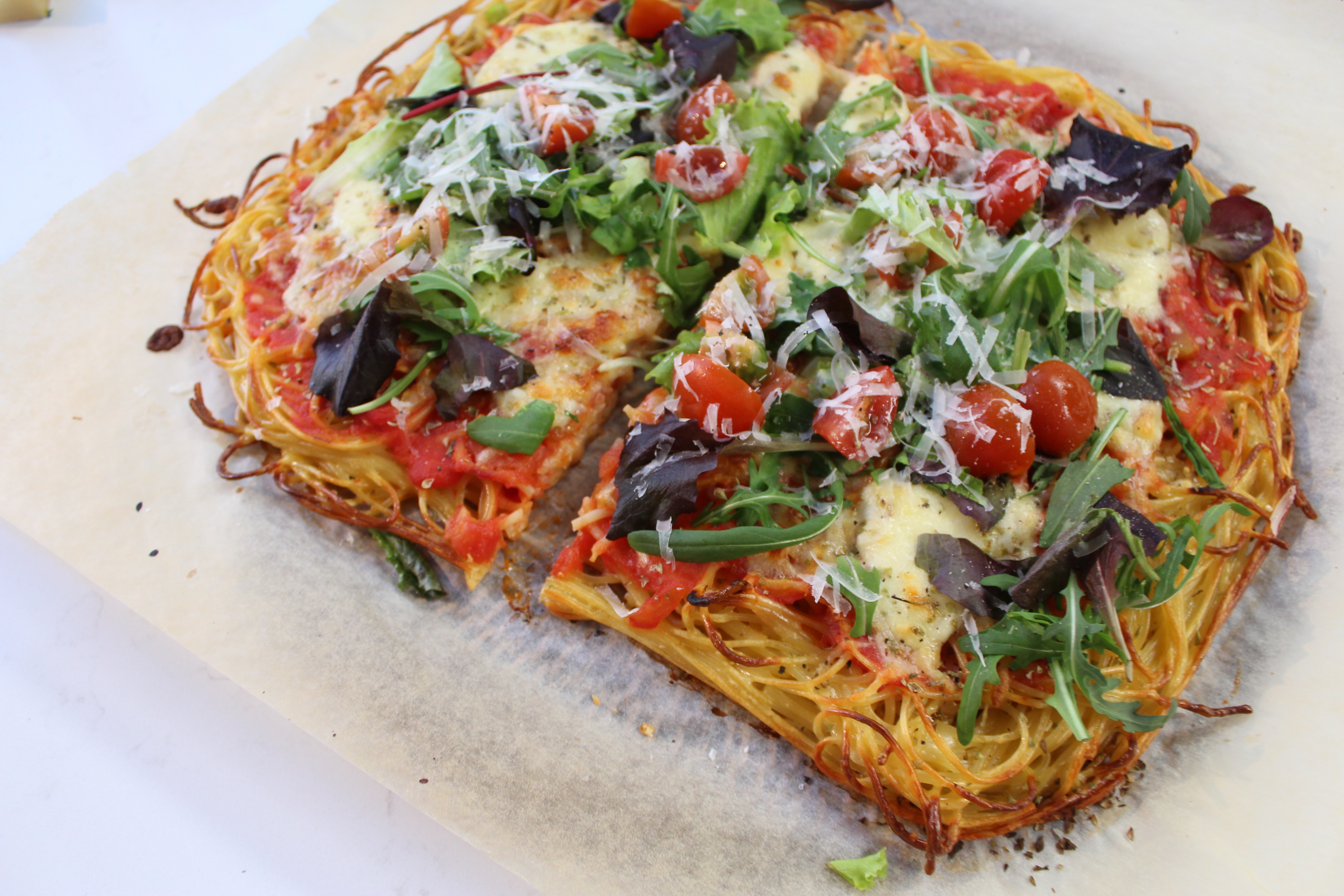 Spaghett Pizza Me Mozzarella Og Basil ku Eva Laufey Spaghett Pizza Me Mozzarella Og Basil ku Eva Laufey